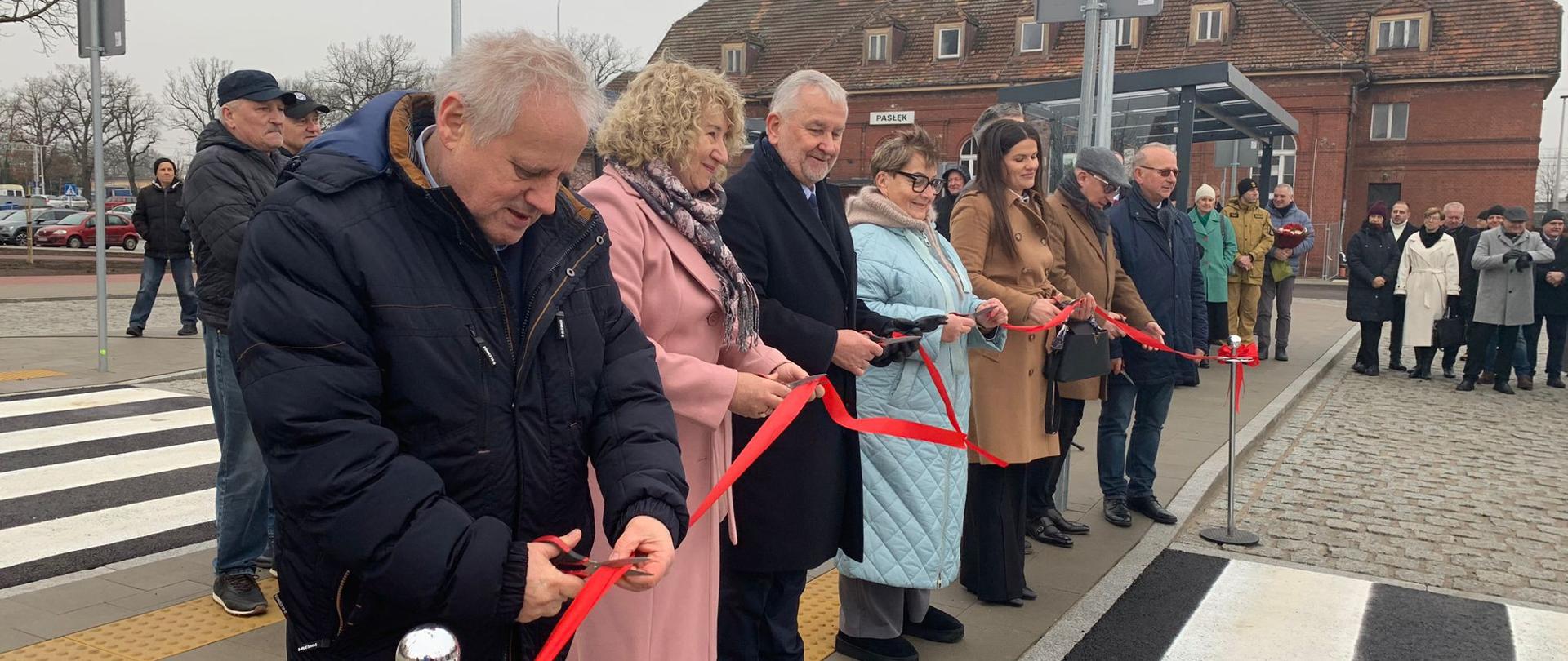 Kilkanaście osób przecina wstęgę 