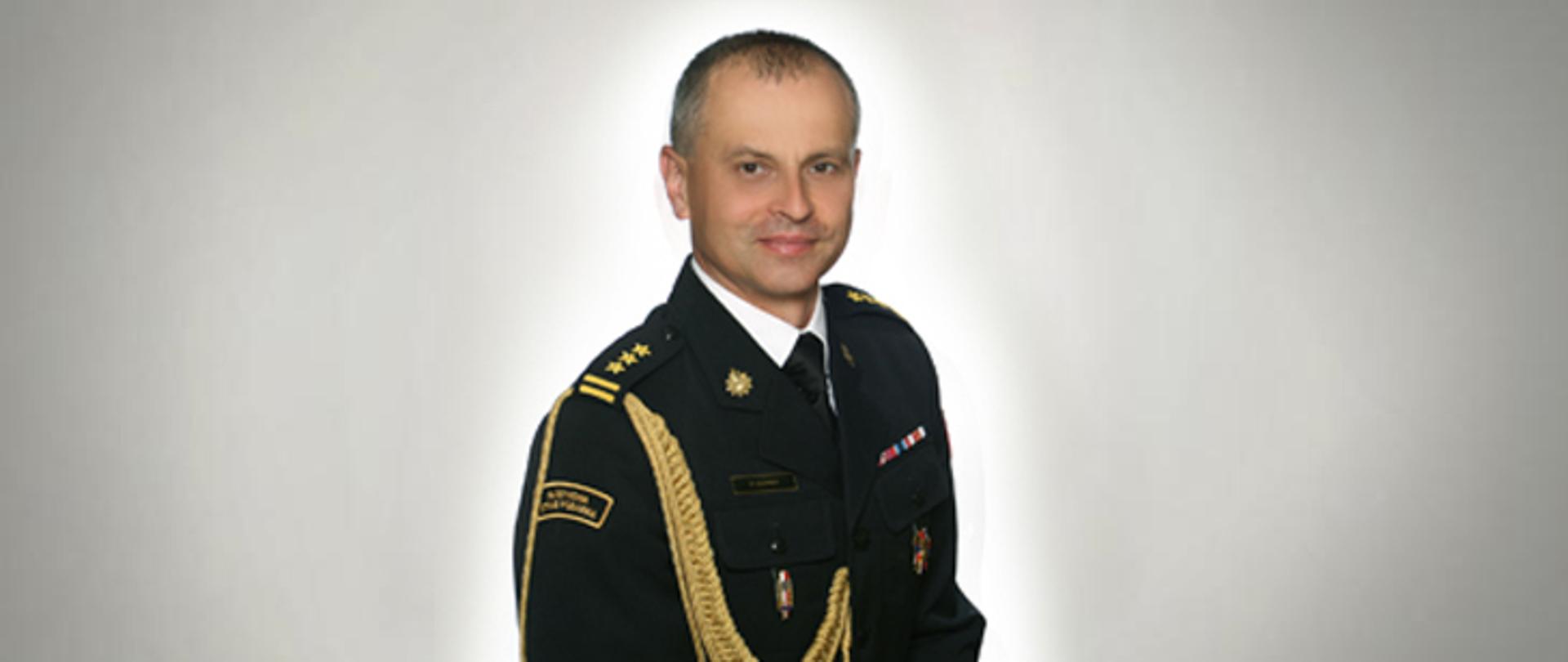 Na zdjęciu jest postać bryg. Pawła Górnego w mundurze wyjściowy, na szarym tle. Widoczna osoba jest przedstawiona do połowy.