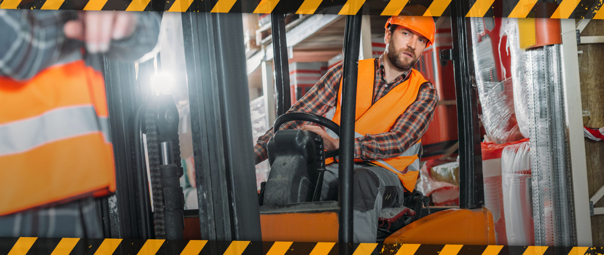 Na zdjęciu widać mężczyznę pracującego w magazynie, siedzącego za kierownicą wózka widłowego. Ubrany jest w pomarańczowy kask ochronny i kamizelkę odblaskową, a pod spodem ma koszulę w kratę. Wygląda na skupionego i ostrożnie manewruje wózkiem między regałami wypełnionymi towarem owiniętym w folię. W tle widać elementy magazynu, a całość otoczona jest graficzną ramką w żółto-czarne pasy, przypominającą oznaczenia bezpieczeństwa. Zdjęcie ilustruje temat bezpieczeństwa i higieny pracy (BHP) w środowisku magazynowym.