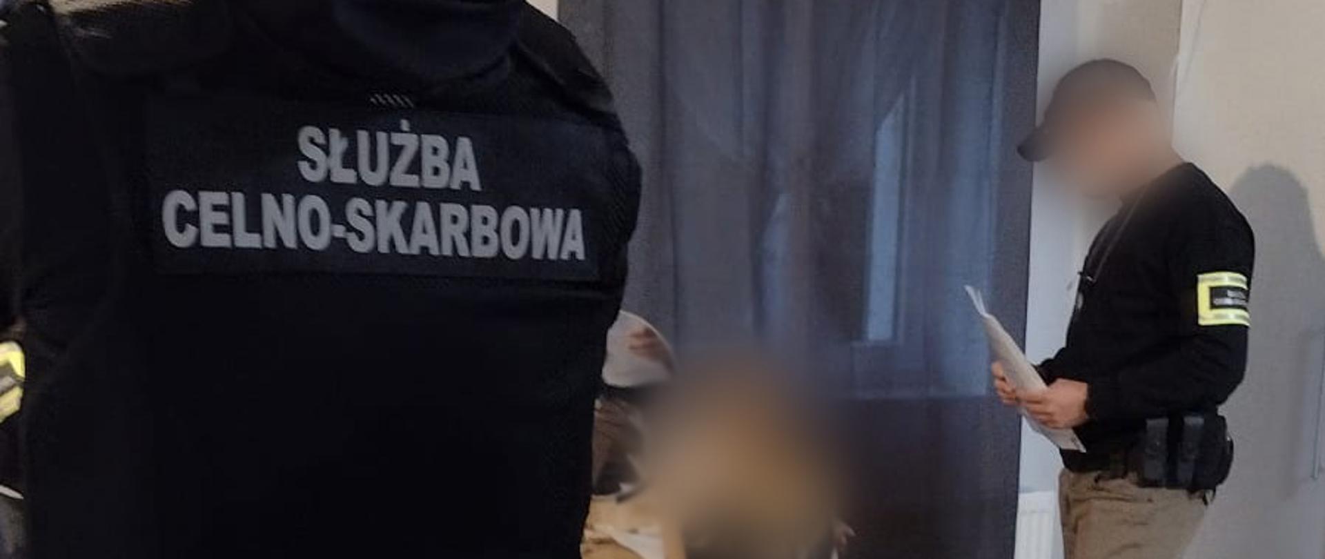 Funkcjonariusze SCS stoją w pokoju