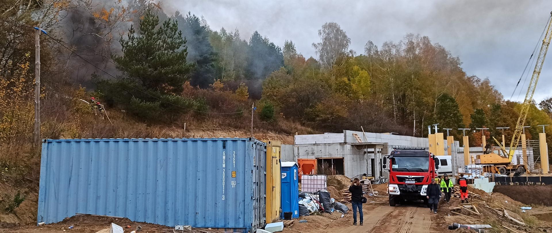 Zdjęcie przedstawia pożar lasu i próbę gaszenia przez zastępy PSP