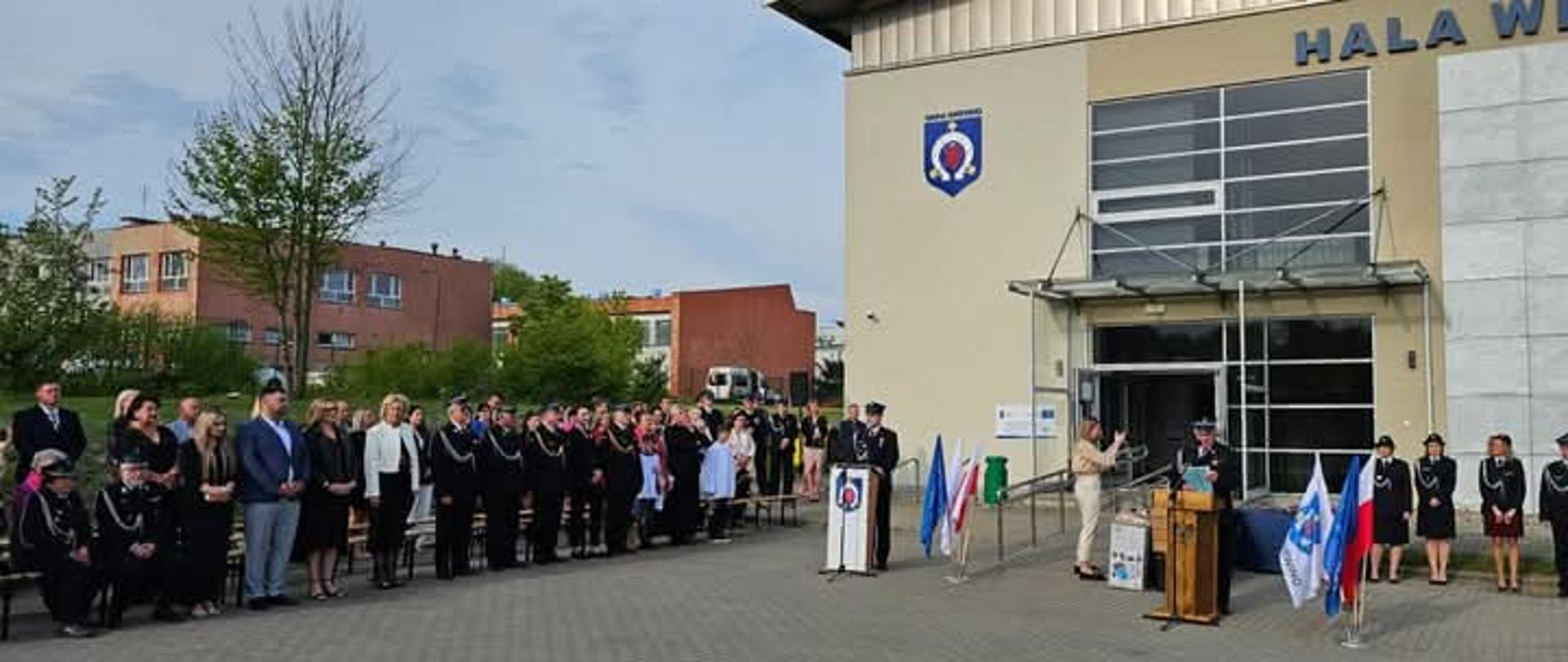 Na zdjęciu znajdują się ludzie którzy świętują obchody święta