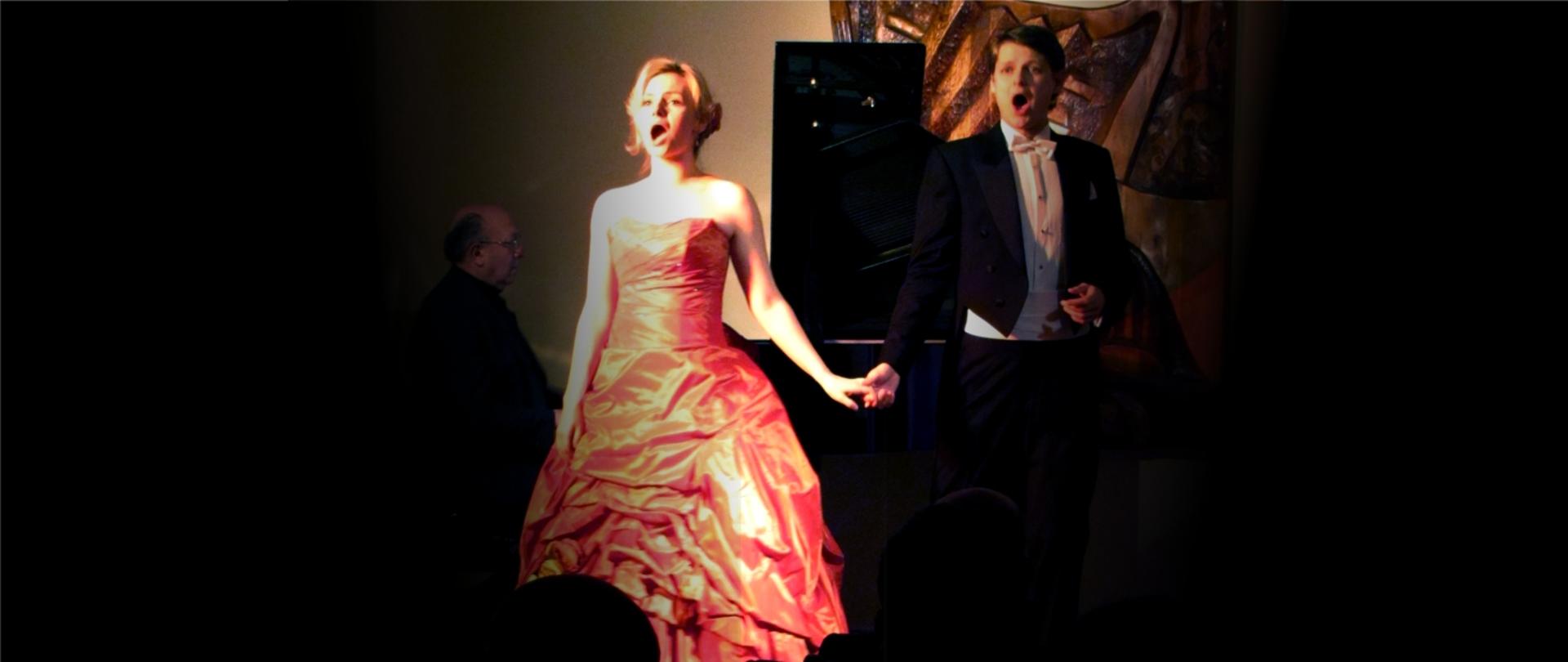 Zdjęcie przedstawia absolwentów ZPSM w Szczecinie, wykonujących duet woklany z towarzyszeniem fortepianu