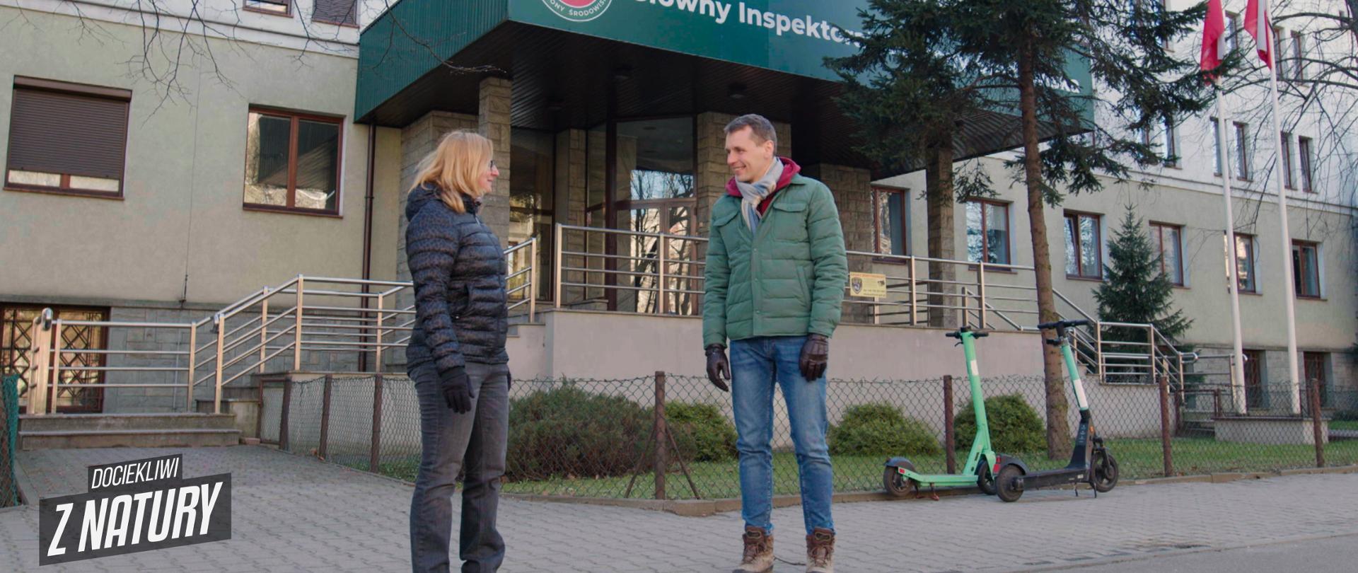 Kadr z programu przed budynkiem GIOŚ