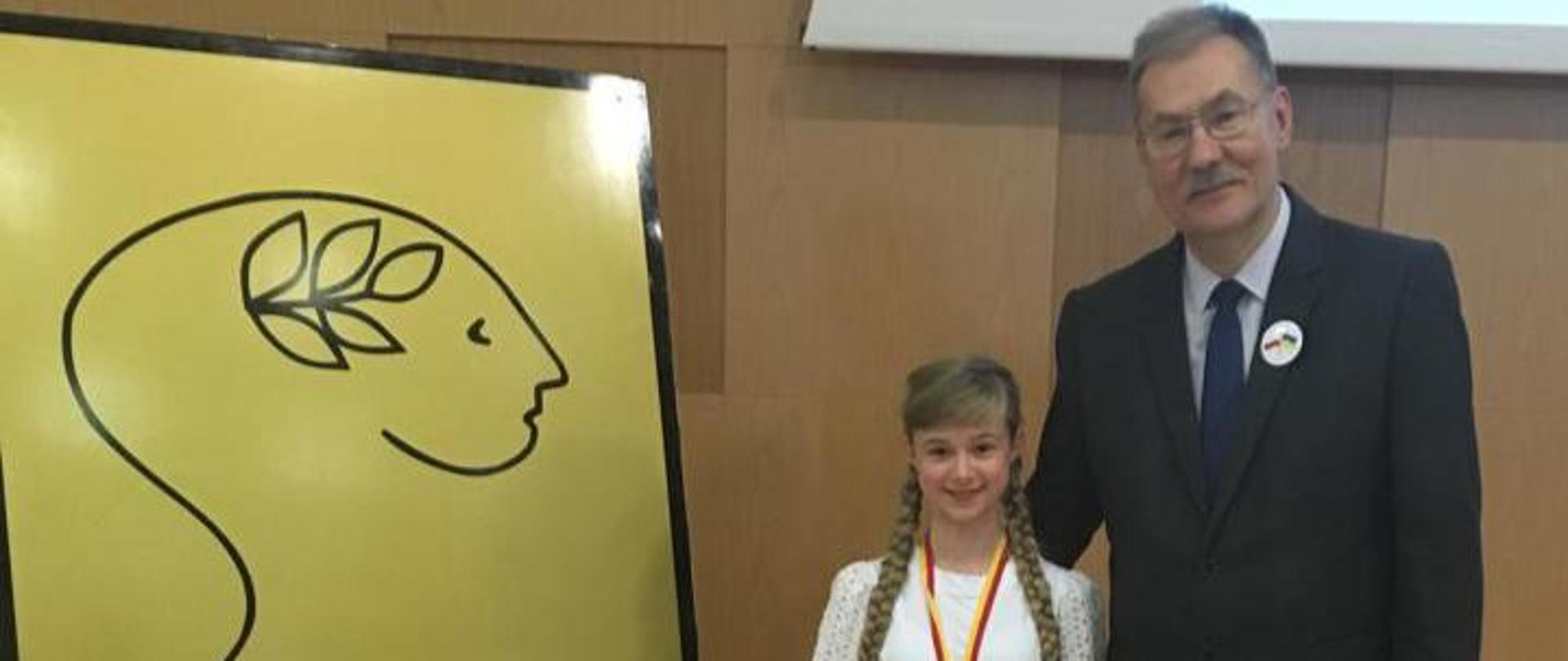 Na zdjęciu nasza uczennica z dyplomem z konkursu zdolny ślązak