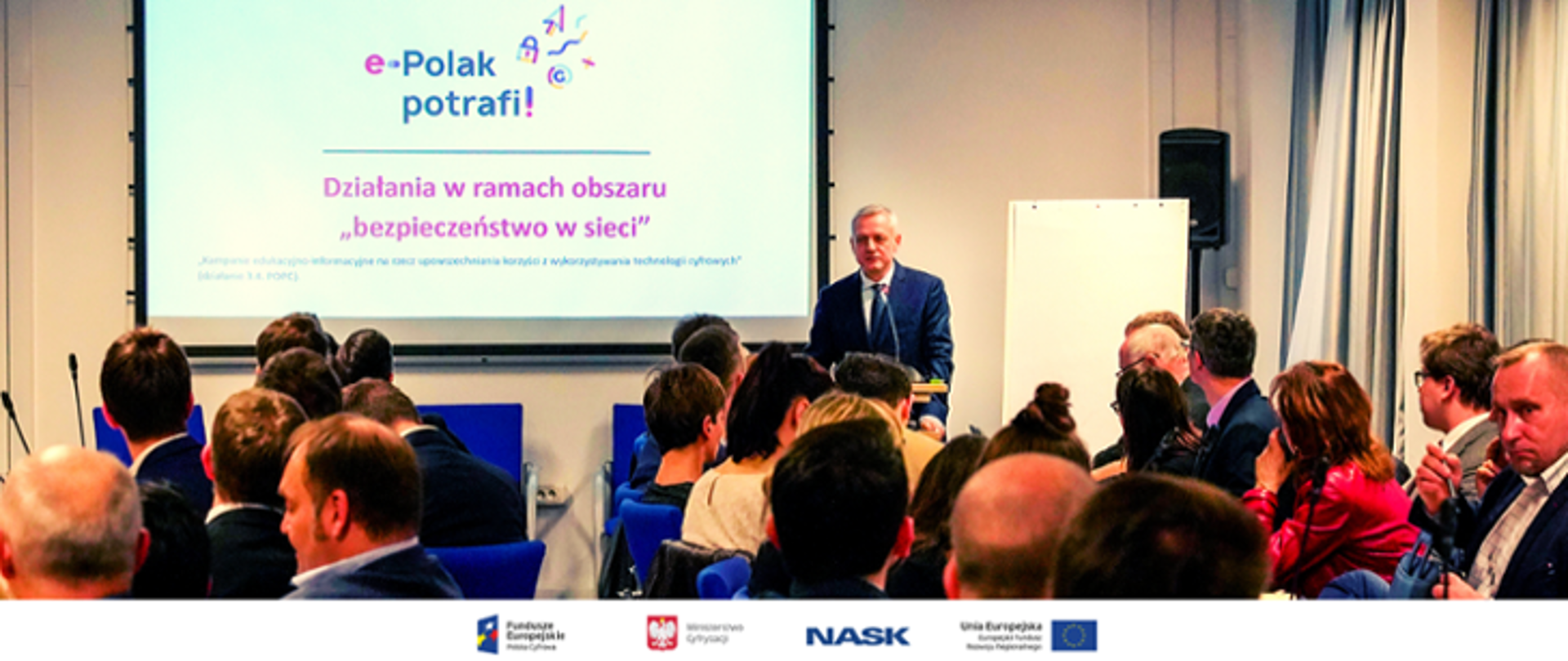 Sala pełna gości, przemawia minister Marek Zagórski