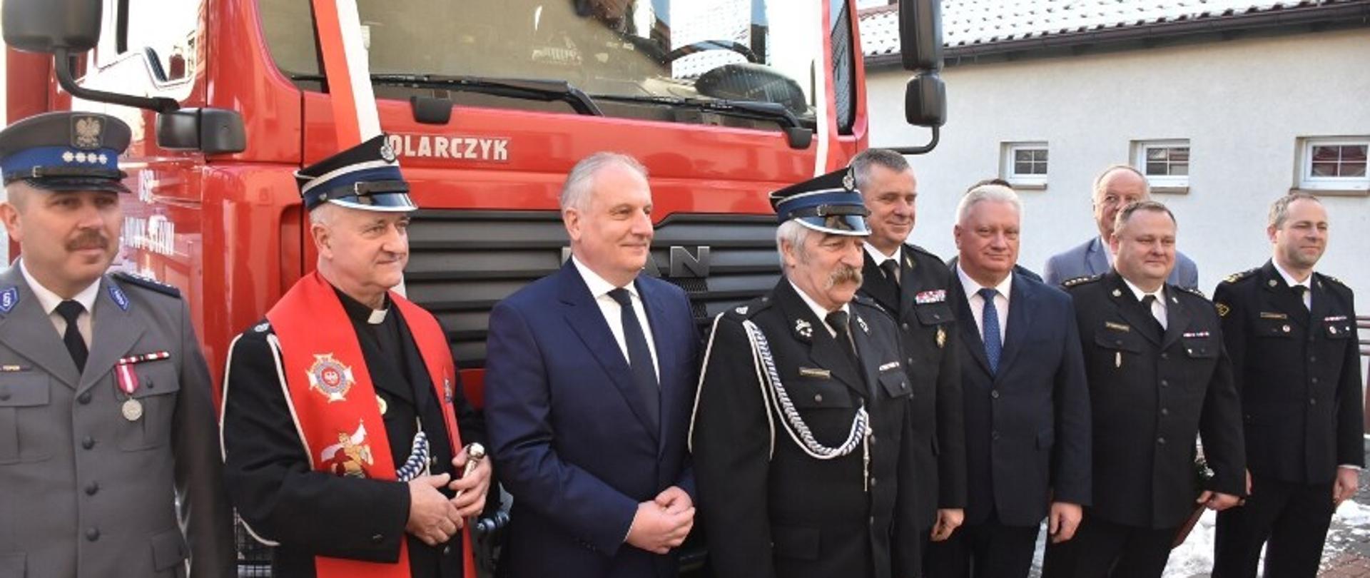 Ludzie stoją przed samochodem