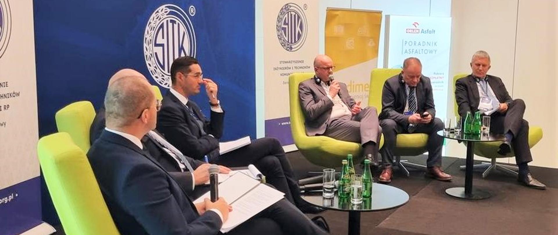 Sześciu uczestników biorących udział w panelu międzynarodowym podczas LXIV Technicznych Dni Drogowych