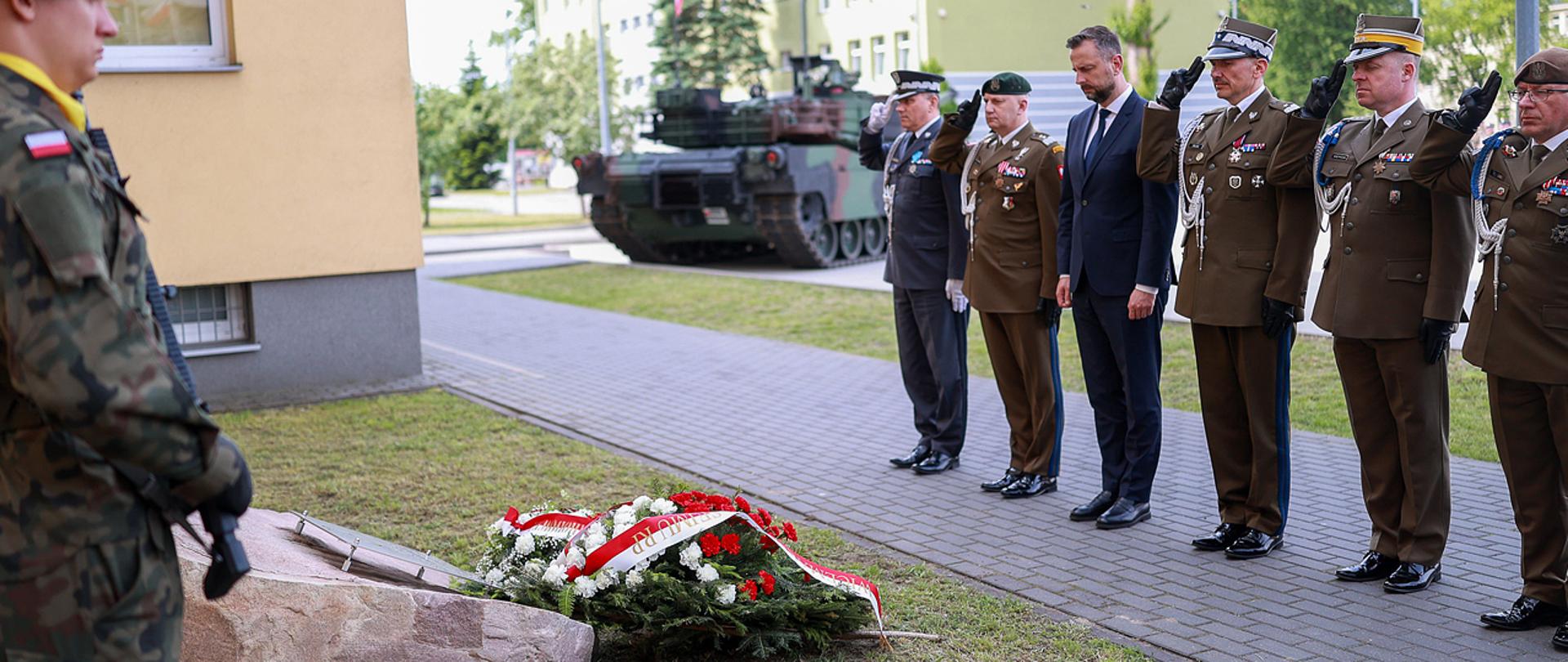 6 czerwca 2025 r. w 1. Warszawskiej Brygadzie Pancernej w Wesołej, wicepremier - minister obrony narodowej Władysław Kosiniak-Kamysz wziął udział w uroczystości upamiętniającej pierwszą rocznicę śmierci sierż. Mateusza Sitka. Fot. Krzysztof Niedziela/MON