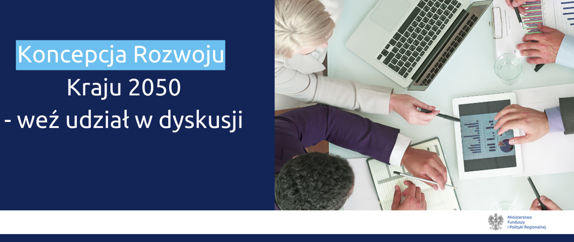Zdjęcie widok z góry na stół z tabletem, laptopem i kalendarzem i dłonie 3 mężczyzn i kobiety. Po lewej napis: Koncepcja Rozwoju Kraju 2050 - weź udział w dyskusji