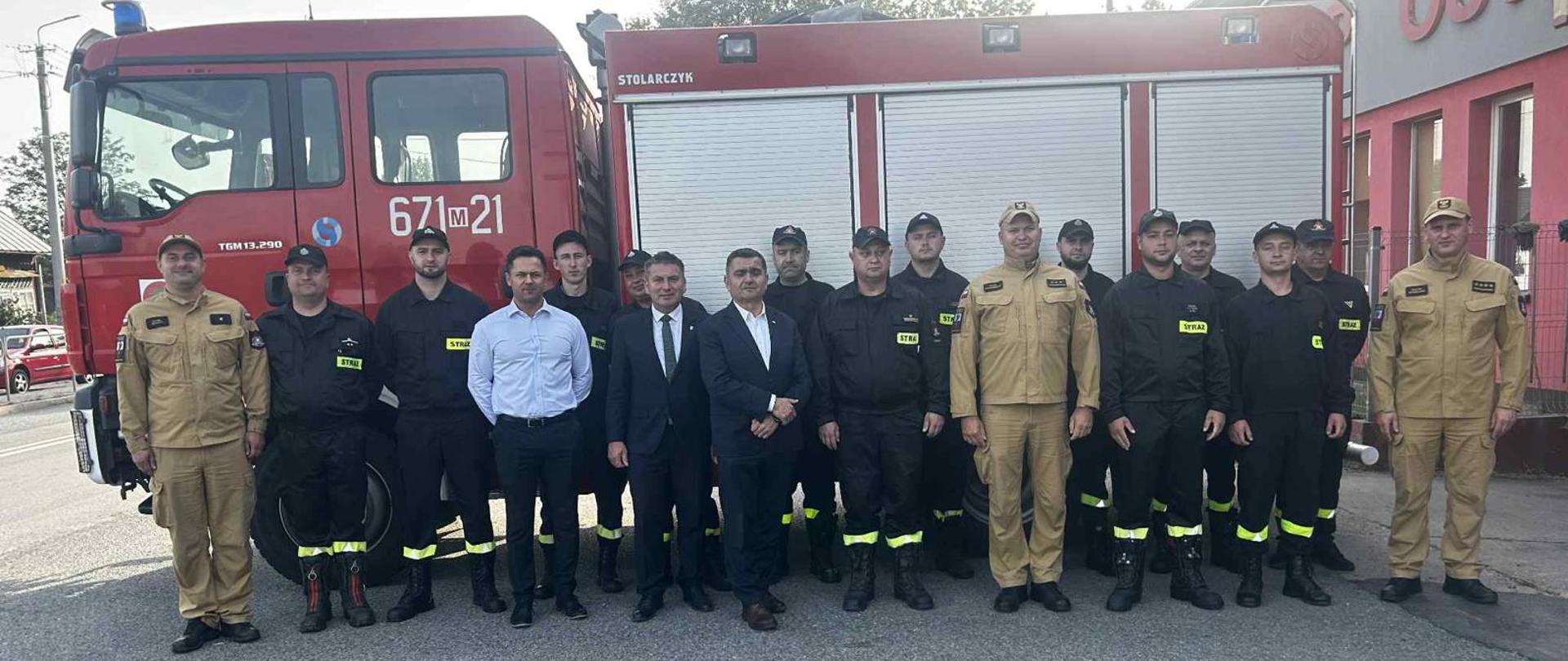 Wspólne zdjęcie przybyłych na zakończenie czasowego posterunku JRG w Ostrówku na tle samochodu bojowego.