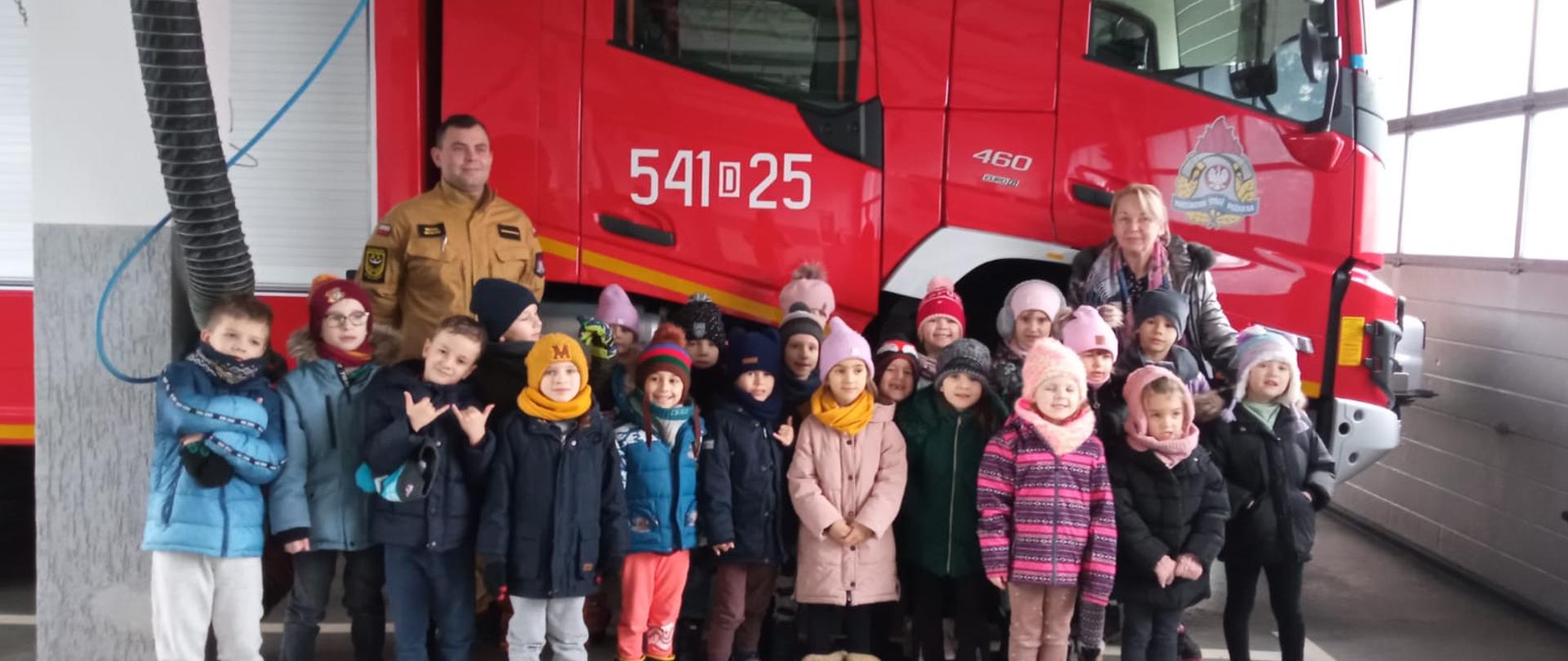 Dzieci na tle samochodu gaśniczego