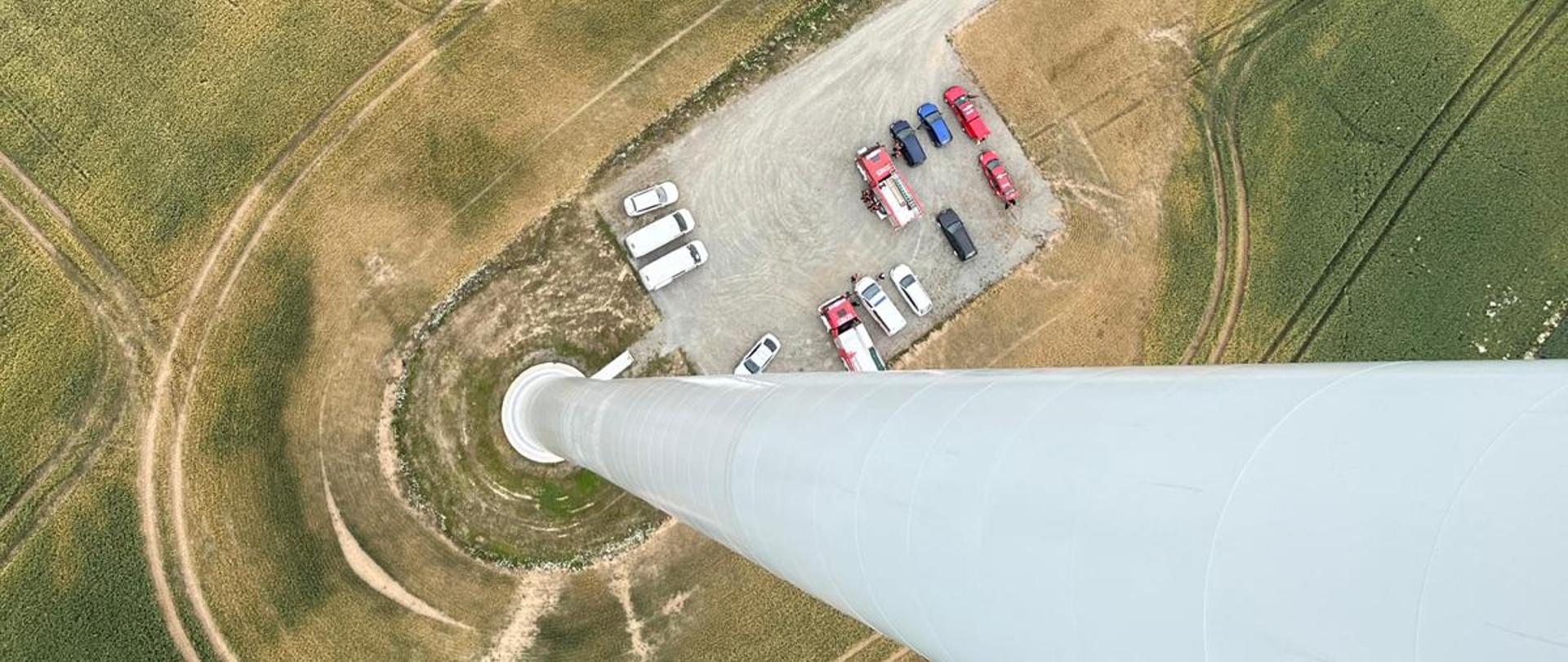 Widok na pola z turbiny wiatrowej.