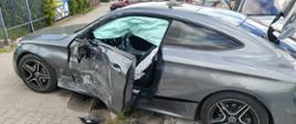 Uszkodzony lewy bok samochodu, jest na poboczu