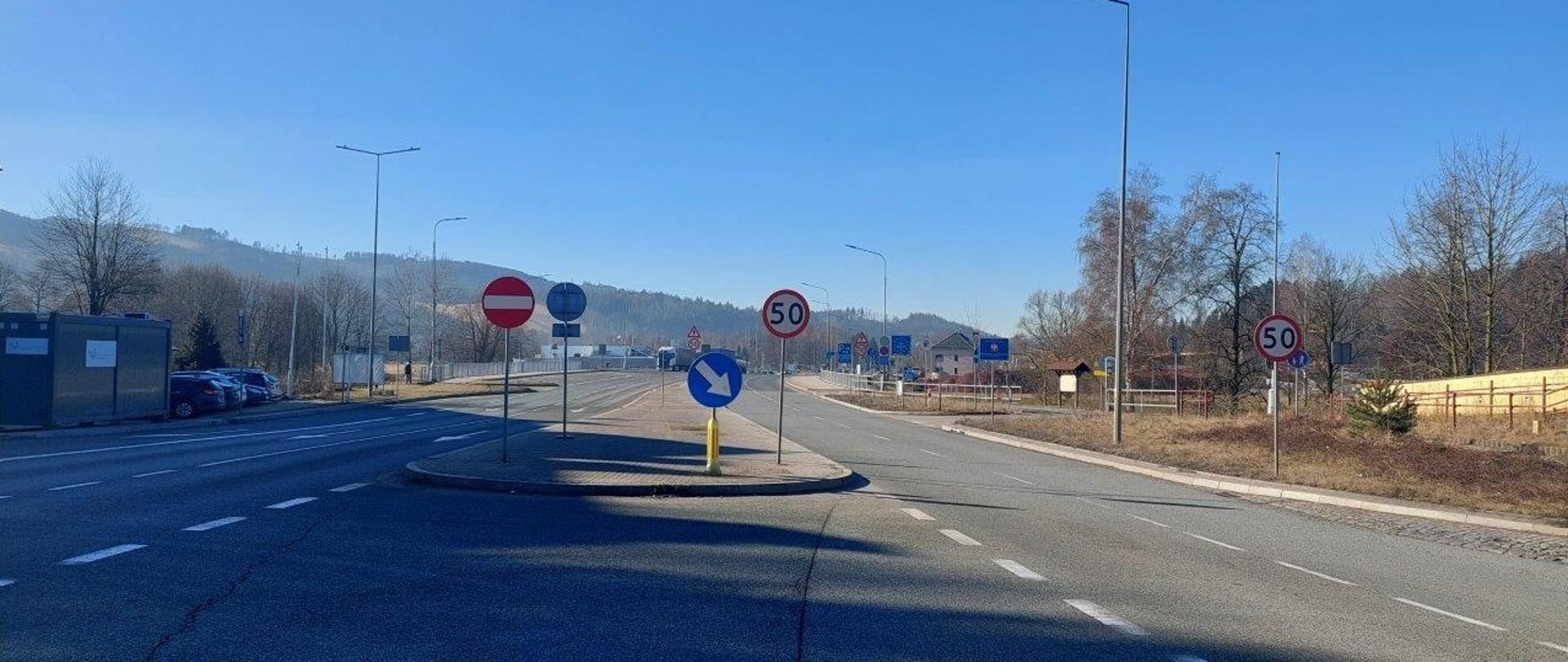 na zdjęciu jest DK8 granica państwa w Kudowie Zdrój