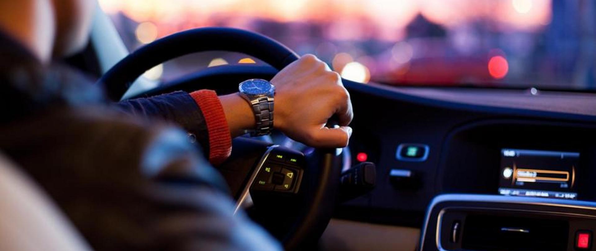 Kierowca w samochodzie 