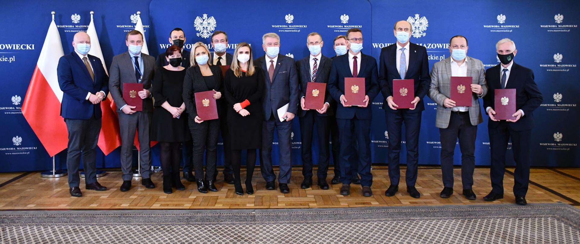 Na zdjęciu widać kobiety i mężczyzn