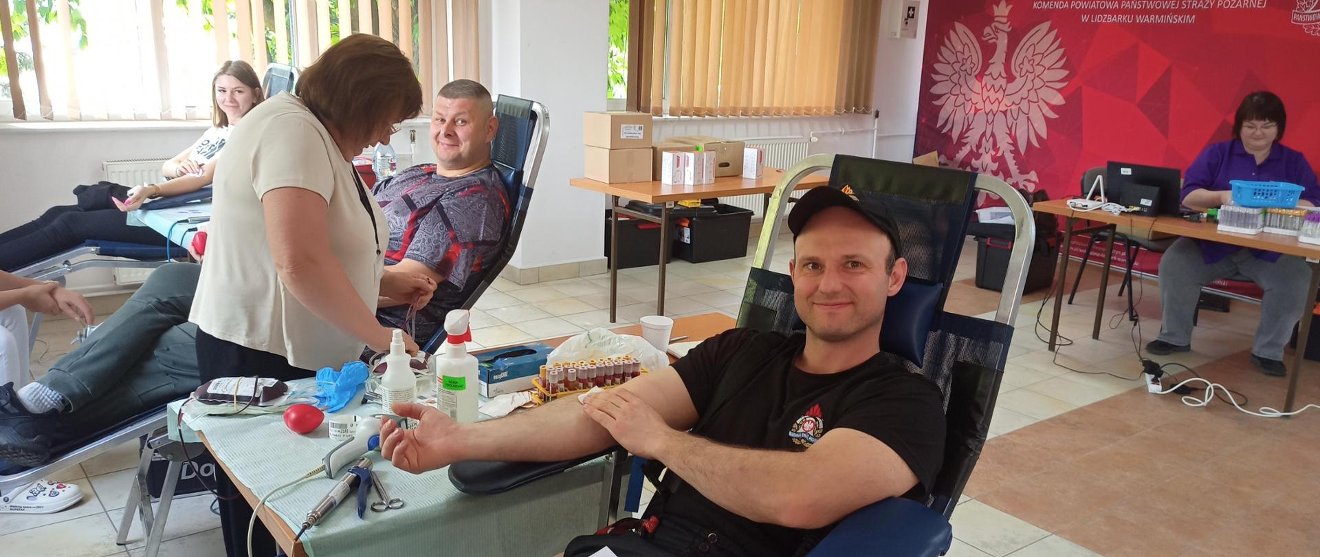 Zdjęcie przedstawia strażaka po oddani krwi