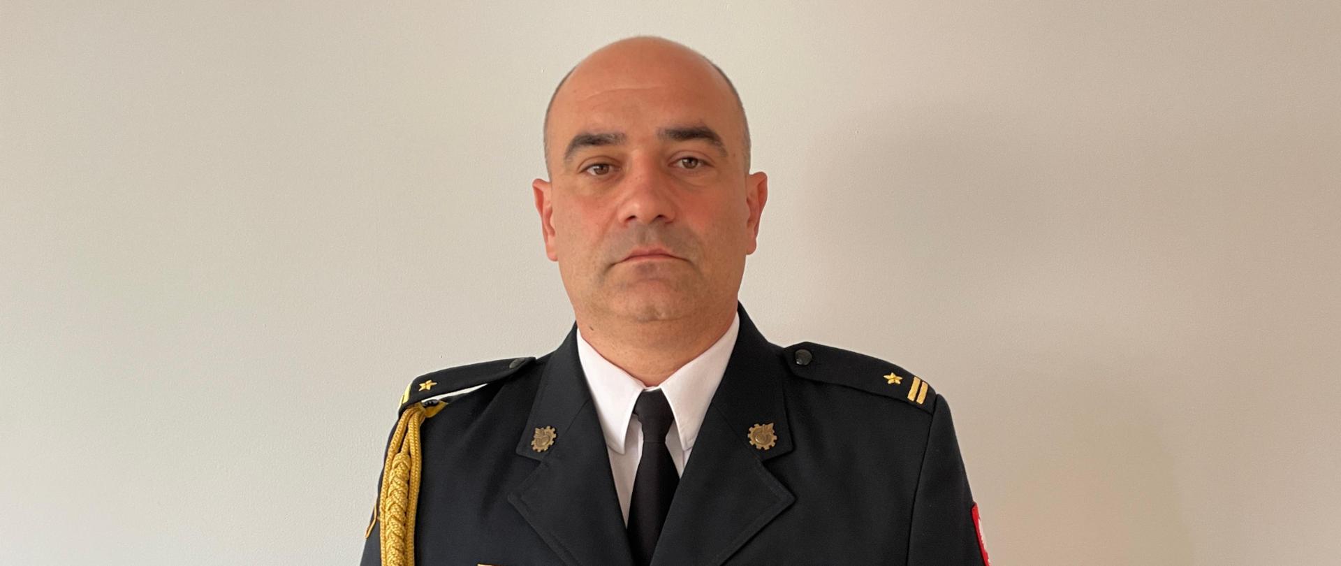 Komendant w mundurze 