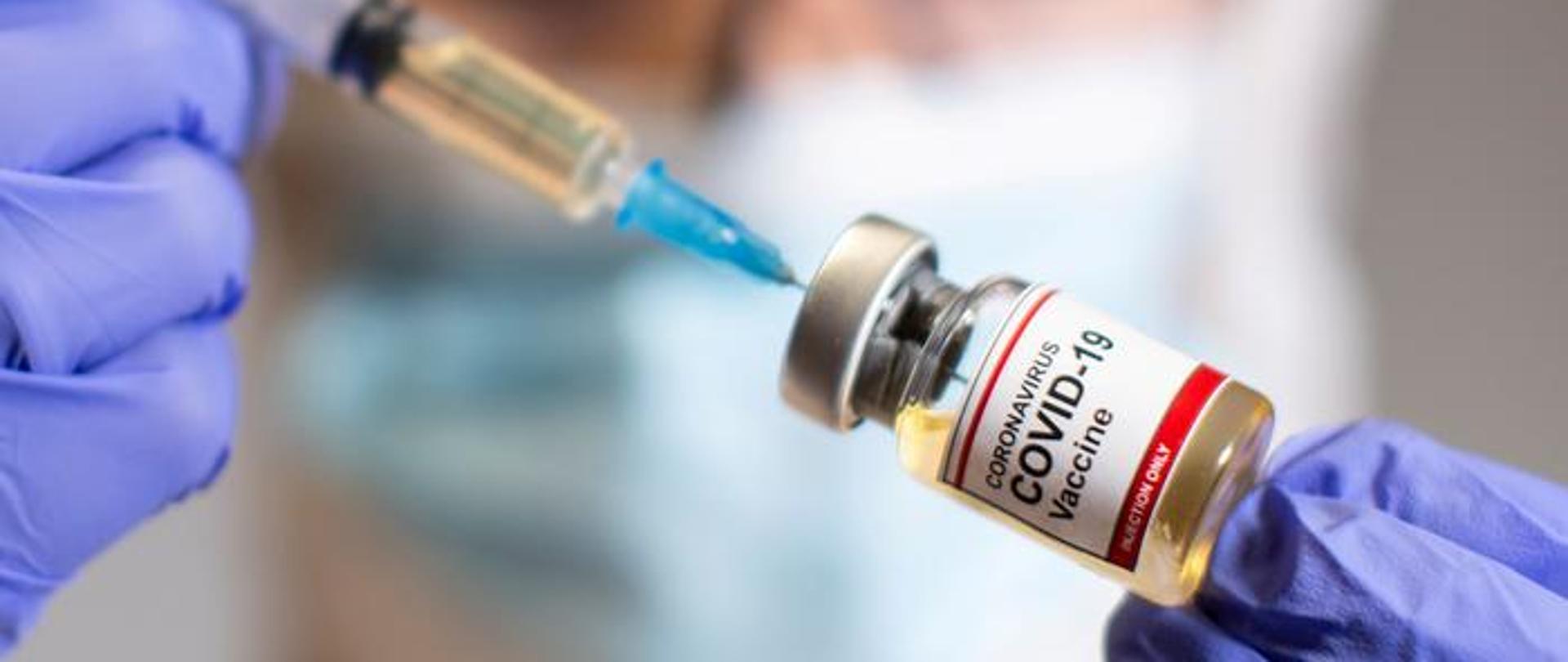 Zdjęcie przedstawia fiolkę ze szczepionką na Covid 19