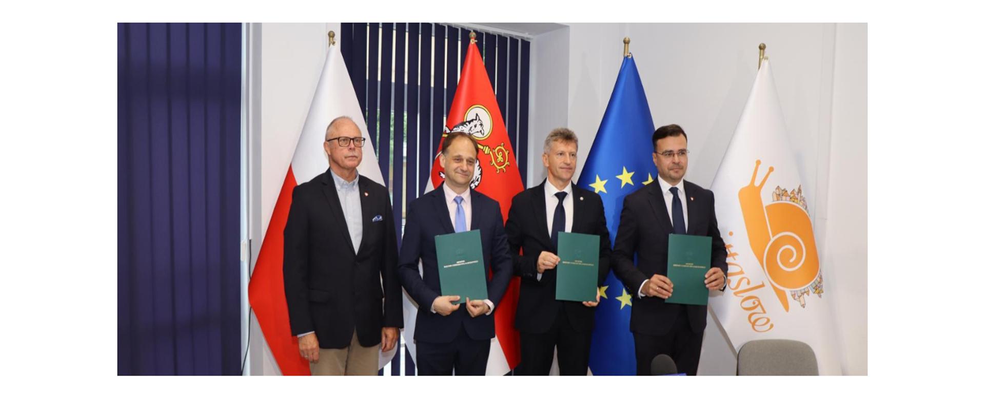 Od lewej: Europoseł p. Jacek Protas, Dyrektor PSM I st. w Lidzbarku Warmińskim Jacek Kulig, Burmistrz Miasta Lidzbark warmiński p. Jacek Wiśniowski, w-ce Minister MKiDN p. Maciej Wróbel