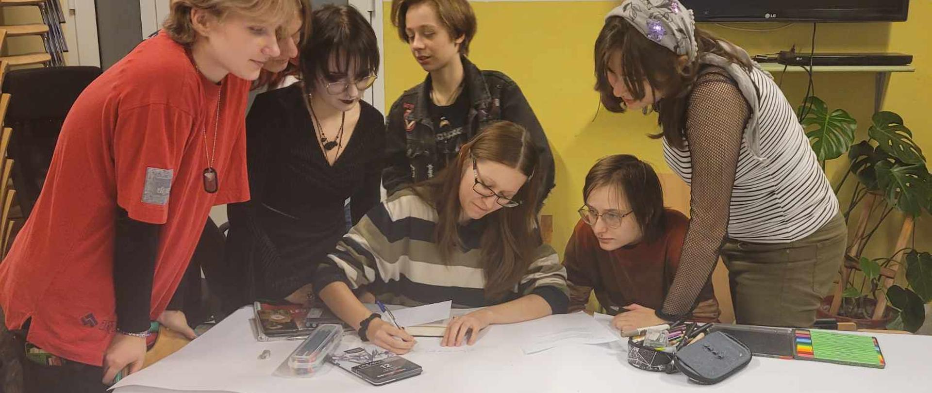 Uczniowie PLSP pracujący nad plakatami w świetlicy internatu