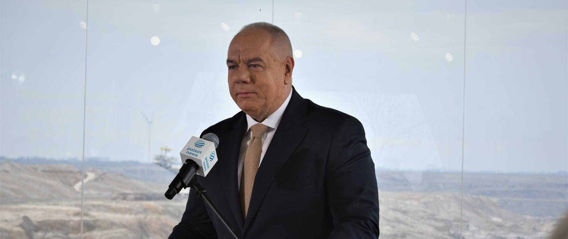 Wicepremier Jacek Sasin podczas konferencji informującej o powołaniu spółki, która będzie realizować projekt budowy elektrowni jądrowej w Koninie.