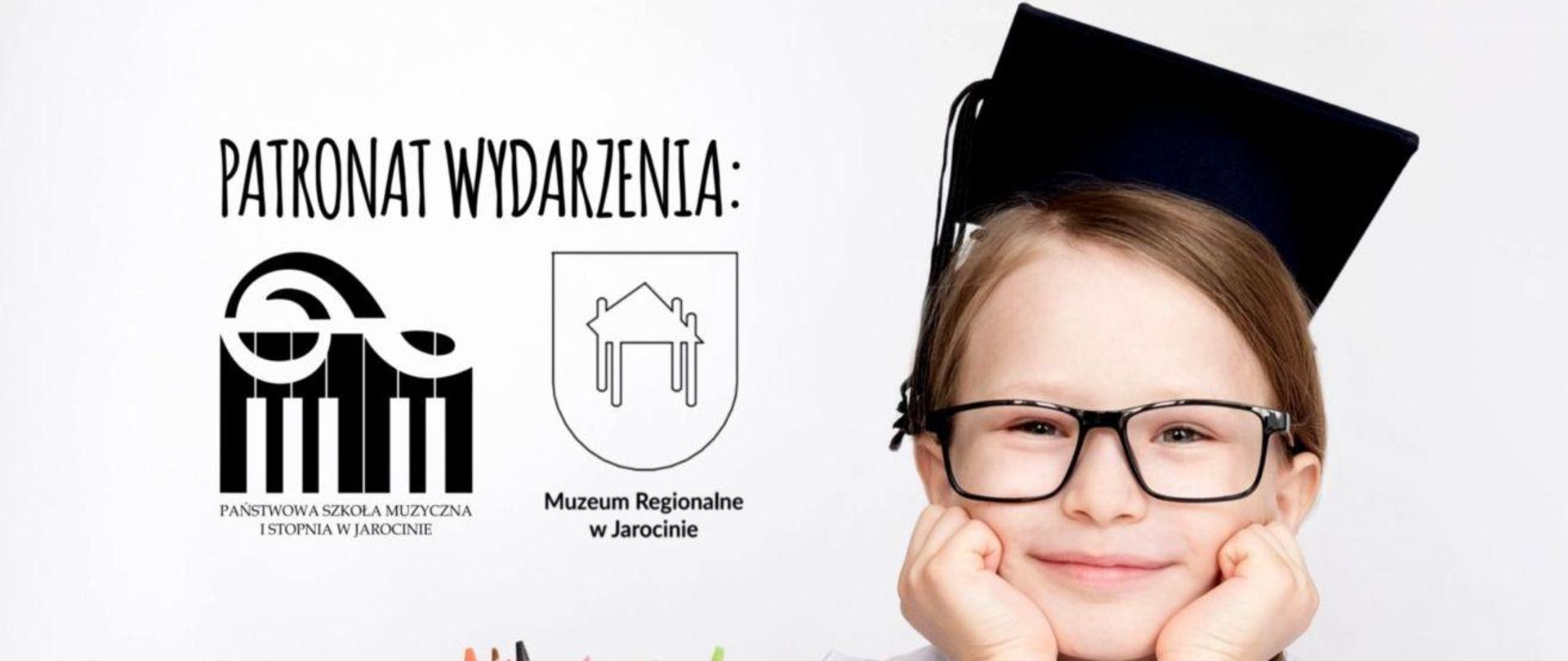 Plakat promujący koncert absolwentów PSM I stopnia w Jarocinie. Na zdjęciu w tle dziewczynka w birecie siedząca przy szkolnym biurku, na którym znajdują się zeszyty, kolorowe kredki i jabłko.