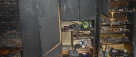 Pożar budynku mieszkalnego w Wydawach. Pomieszczenie, w którym miał miejsce pożar. Na pierwszym planie zniszczone przez pożar drewniane szafy.