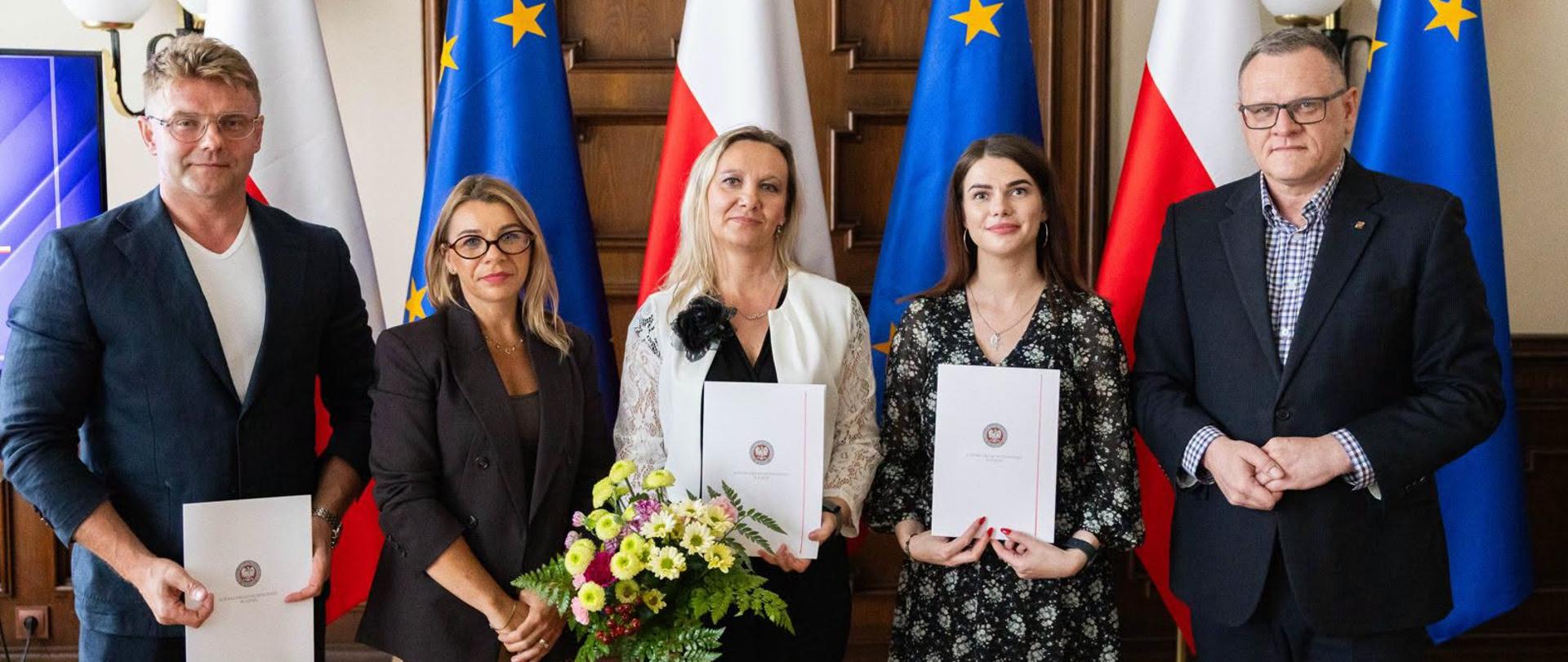 Dyrektor Generalny ŁUW w Łodzi Marcin Szmaja, dyrektor Wydziału Spraw Obywatelskich i Cudzoziemców ŁUW Paweł Kowalczyk, zastępca dyrektora WSOiC ŁUW - Marta Wojtaszewska wraz z pracownikami tego wydziału 