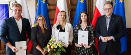 Dyrektor Generalny ŁUW w Łodzi Marcin Szmaja, dyrektor Wydziału Spraw Obywatelskich i Cudzoziemców ŁUW Paweł Kowalczyk, zastępca dyrektora WSOiC ŁUW - Marta Wojtaszewska wraz z pracownikami tego wydziału 