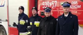 Na zdjęciu pierwszy z prawej Komendant Powiatowy Państwowej Straży Pożarnej w Świeciu starszy brygadier Piotr Tkaczyński podczas uroczystego przekazania i poświęcenia pojazdów zakupionych w ramach projektu "Nowoczesne służby ratownicze - zakup pojazdów dla jednostek Ochotniczych Straży Pożarnych - etap IV". Następnie na zdjęciu Prezes Jednostki Ochotniczej Straży Pożarnej w Drzycimiu druh Paweł Puchowski, druh Artur Żurek oraz druh Klinger Jakub. W tle nowy samochód ratowniczo - gaśniczy jednostki Ochotniczej Straży Pożarnej w Drzycimiu. 