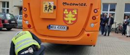 Kontrola stanu technicznego autobusu szkolnego.