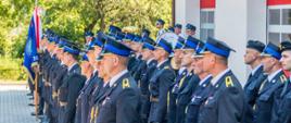 Na zdjęciu widać poddziały straży pożarnej podczas uroczystego apelu z okazji przekazanie samochodów bojowych i otwarcie strażnicy w Słupsku.