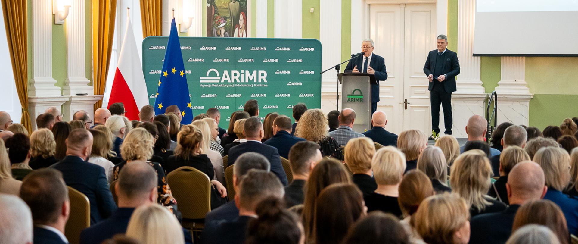 Minister Czesław Siekierski zwraca się do pracowników ARiMR (fot. MRiRW)