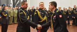 Komendant główny PSP podaje rękę p.o. łódzkiego komendanta wojewódzkiego PSP 