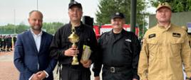 Burmistrz MIG Działoszyce wręcza nagrodę i puchar za I miejsce w kategorii OSP