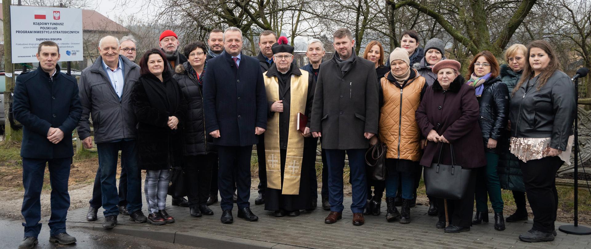 Wiele osób pozujących do zdjęcia