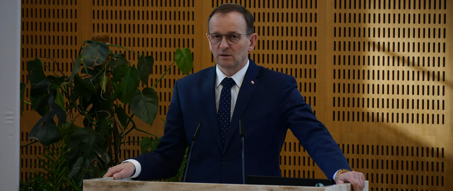 Wiceminister klimatu i środowiska Edward Siarka podczas konferencji podsumowującej 10 lat rozwoju Banku Danych o Lasach.