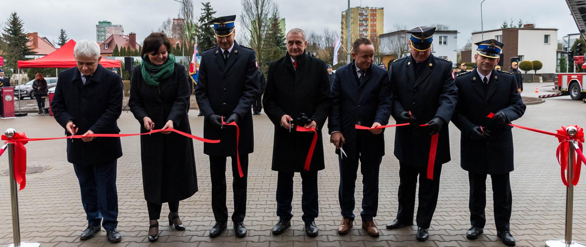 Na zdjęciu widać strażaków w trakcie uroczystości związanych z otwarciem strażnicy JRG PSP nr 1 w Pile.
