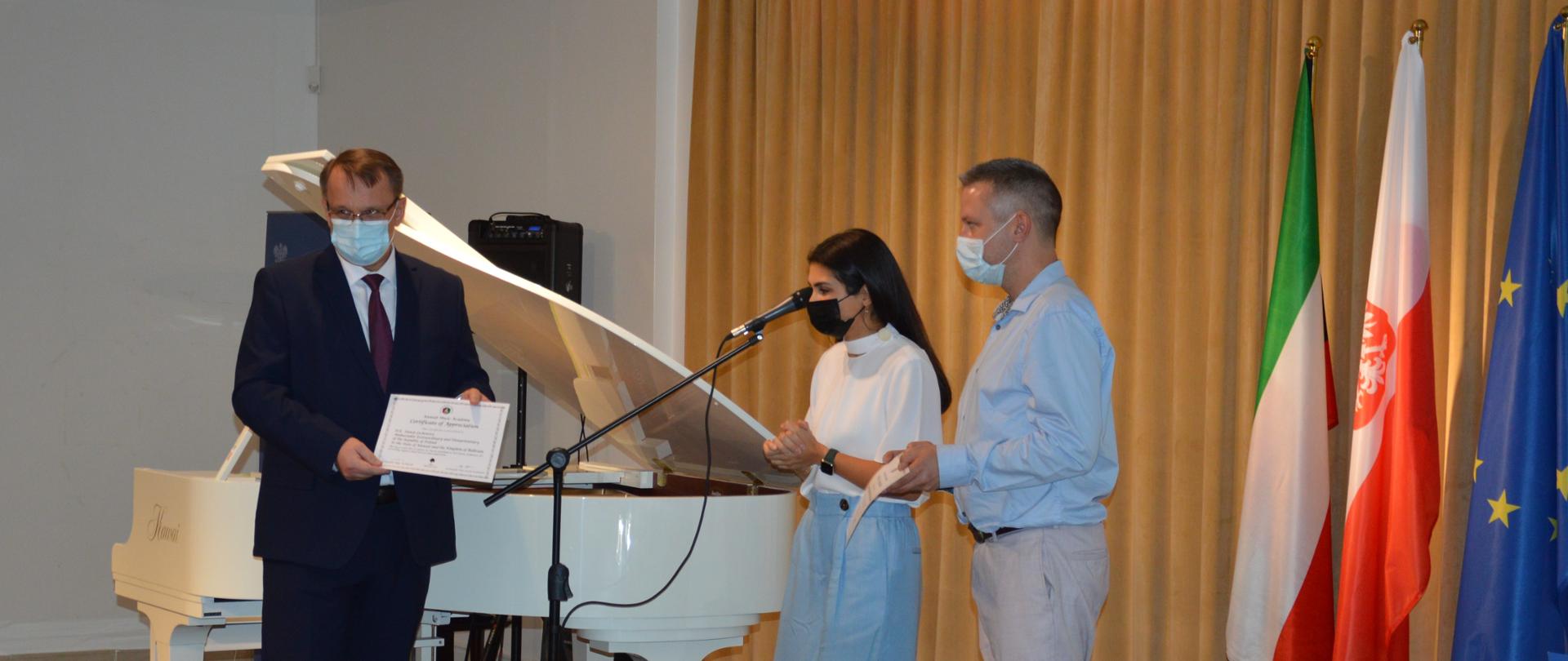 od lewej: Paweł Lechowicz, Ambasador RP w Kuwejcie wraz z przedstawicielami Kuwait Music Academy