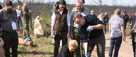 Prezydent RP Andrzej Duda, Pierwsza Dama Agata Kornhauser-Duda, minister środowiska Henryk Kowalczyk i wiceminister środowiska Małgorzata Golińska sadzą drzewko w ramach akcji #sadziMy