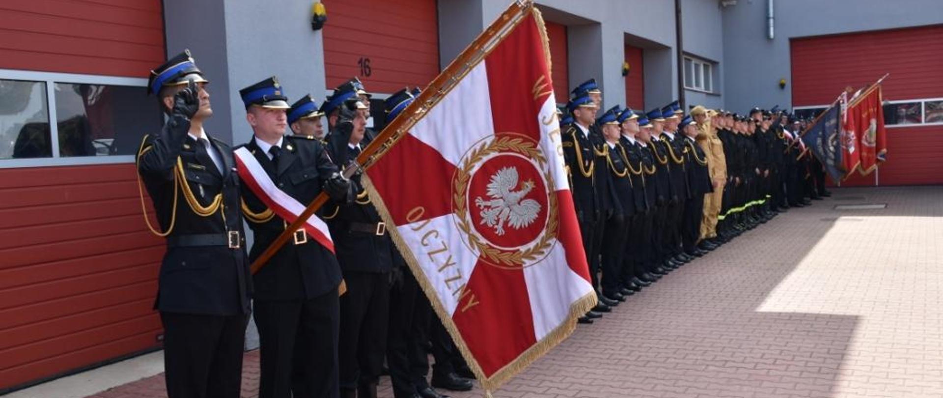 Opuszczone sztandary podczas śpiewania hymnu narodowego