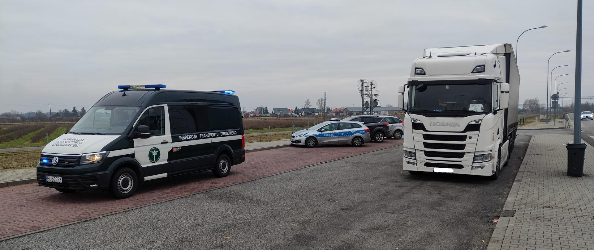 Radiowóz ITD i kontrolowany pojazd na parkingu