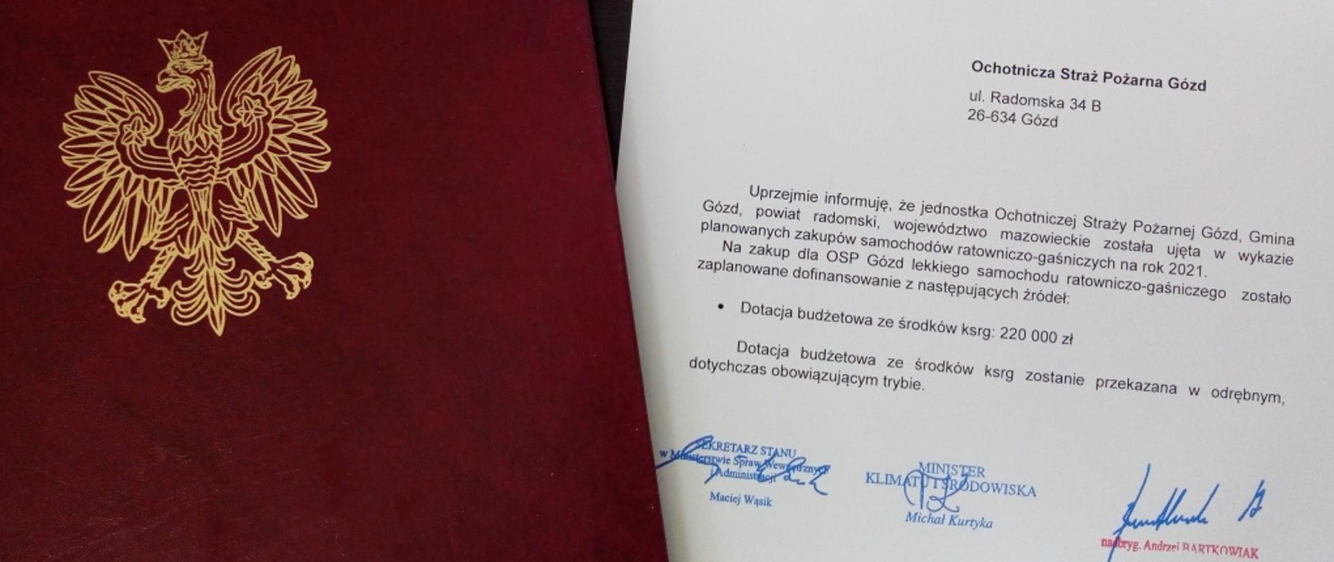 Zdjęcie przedstawia akt wręczenia promes na zakup nowego samochodu ratowniczo-gaśniczego dla jednostki ochotniczej straży w Goździe