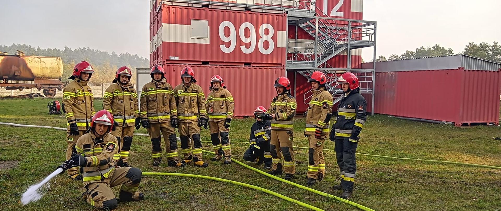 Strażacy omawiający techniki podawania wody