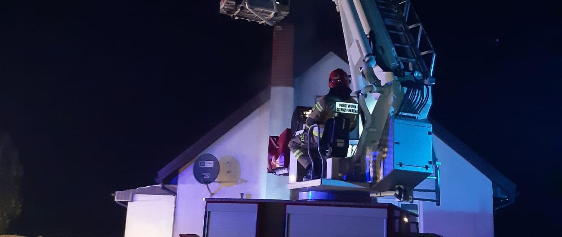 Podnośnik hydrauliczny rozkłada się w celu dotarcia do komina.