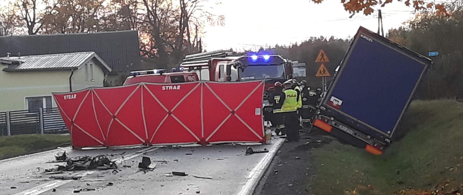 Miejsce wypadku zasłonięte parawanem