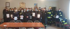 Fotografia przedstawiające druhów którzy zakończyli szkolenie strażaków ratowników Ochotniczych Straży Pożarnych