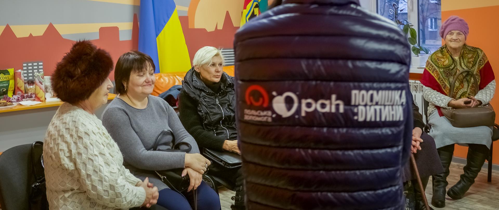 Rozmawiające kobiety siedzące w kółku 